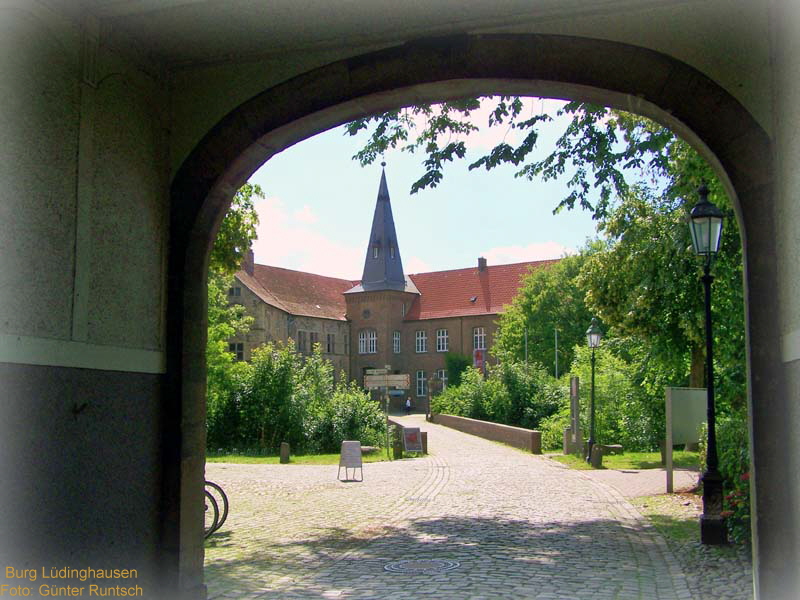 Burg Lüdinghausen aus dem Torbogen