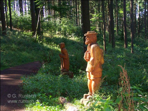 Foto: Philosophenweg mit Holzfiguren